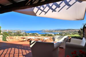 un patio con sedie e vista sull'oceano di COTTAGE SMERALDA by KlabHouse-Jacuzzi&SeaView a Porto Rafael