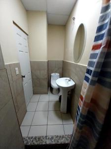 een badkamer met een toilet en een wastafel bij Hostal San José in La Unión