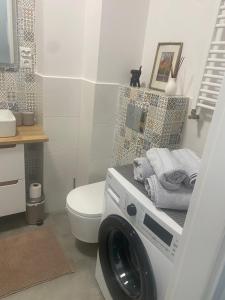 a washing machine in a bathroom with a toilet at AKS Akademicka 8b przy Onkologii in Bydgoszcz +14 photos