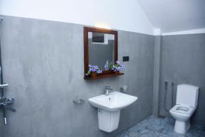 Un baño de The Ceylon Lazy Lagoon Mirissa