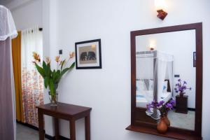 Un baño de The Ceylon Lazy Lagoon Mirissa