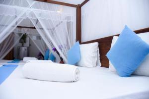 Una cama o camas en una habitación de The Ceylon Lazy Lagoon Mirissa