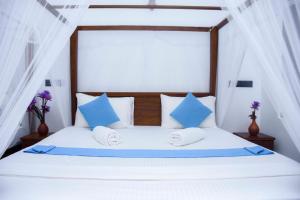 Una cama o camas en una habitación de The Ceylon Lazy Lagoon Mirissa