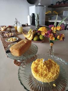 una mesa con dos platos de pan y fruta en Monkey Casa Hotel en Trancoso