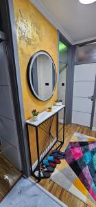 トゥズラにあるSmart Luxの鏡と敷物付きのテーブルが備わる部屋