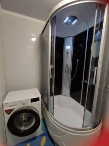 カラコルにあるErkina's - Beautiful Condo in downtownのバスルーム(洗濯機、シャワー付)