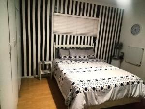 Un dormitorio con una cama grande en una habitación. en 11 on Orange, en Ciudad del Cabo 2 fotos más