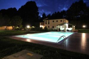 una piscina por la noche frente a una casa en Ferienhaus mit Privatpool für 27 Personen ca 346 qm in Monsagrati, Toskana Provinz Lucca, en Monsagrati
