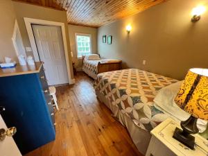 um quarto com 2 camas e um tecto de madeira em Bishop White Manor em Trinity