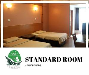una habitación de hotel con 2 camas y una habitación estándar en Cool Point Hotel, en Tanah Rata