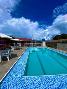 una gran piscina azul en Finca Hotel Mirador La Casona Quindio-Eje Cafetero, en Pueblo Tapado