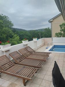 - deux chaises longues sur une terrasse avec piscine dans l'établissement Vila Brig 108 - private swimming pool and jacuzzi, à Rijeka