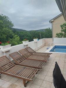 Bazén v ubytovaní Vila Brig 108 - private swimming pool and jacuzzi alebo v jeho blízkosti