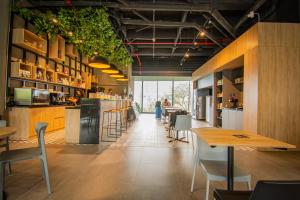 un restaurante con barra con mesas y sillas en Unique Suite in El Poblado CoWork/ GYM / Fast WiFi, en Medellín