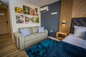 una sala de estar con un sofá y una cama en Unique Suite in El Poblado CoWork/ GYM / Fast WiFi, en Medellín