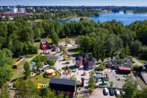 z góry widok na park z parkiem rozrywki w obiekcie Nallikari Holiday Village - Aalto Seaside Apartments w mieście Oulu