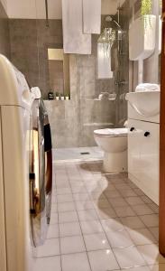 Een badkamer bij SanZenoHome StayInVerona Full Apartment