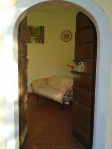 ein Zimmer mit einem Bett in der Ecke eines Zimmers in der Unterkunft Studio für 3 Personen ca 60 qm in Fauglia, Toskana Etruskische Küste in Fauglia