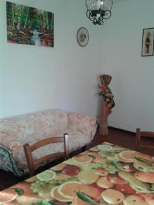 ein Wohnzimmer mit einem Tisch und einem Sofa in der Unterkunft Studio für 3 Personen ca 60 qm in Fauglia, Toskana Etruskische Küste in Fauglia