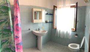 ein Bad mit einem Waschbecken und einem WC in der Unterkunft Studio für 3 Personen ca 60 qm in Fauglia, Toskana Etruskische Küste in Fauglia