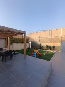 einen Hinterhof mit Spielplatz mit Spielbereich in der Unterkunft Airport house in Amman