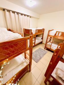 Zimmer mit 3 Etagenbetten in einem Zimmer in der Unterkunft The Aero Hostel in Dubai