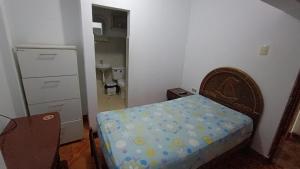 Urbanizacion Buenos Aires的住宿－House Yupanqui，一间小卧室,配有一张床和一个梳妆台