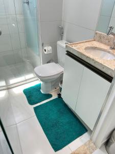 a bathroom with a toilet and a sink and a shower at Melhores Flats - Tranquilo, pertinho do mar in João Pessoa