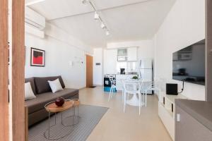 een woonkamer en een keuken met een bank en een tafel bij Fliphaus Venezuela 900 B - Loft San Telmo in Buenos Aires