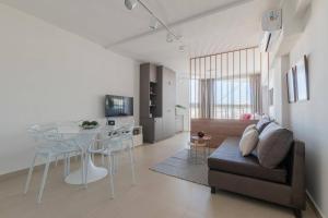 een woonkamer met een bank en een tafel bij Fliphaus Venezuela 900 B - Loft San Telmo in Buenos Aires