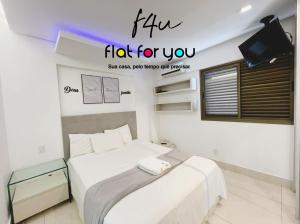 una habitación con dos camas y un cartel que dice gripe para ti en #2302# Lindo e confortável Ap 2Q, en Goiânia