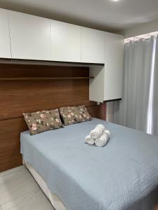 a bedroom with a bed with two towels on it at Melhores Flats - Tranquilo, pertinho do mar in João Pessoa