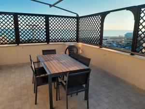 un tavolo e sedie su un balcone con vista sull'oceano di Casa Paradiso a Lido di Ostia