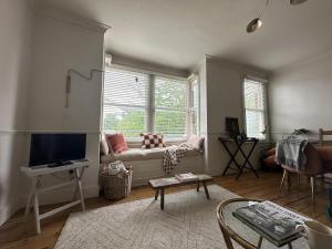 sala de estar con sofá y ventana en Stylish Apt London Excel Olympic close to station, en Londres