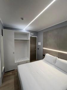 トレヴィーゾにあるHotel Al Giardinoのベッドルーム(大きな白いベッド1台、クローゼット付)