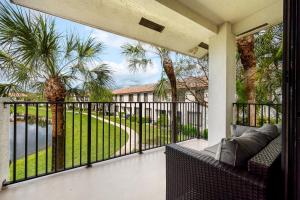 Balkoni atau teres di Newly Remodeled Lakefront Oasis