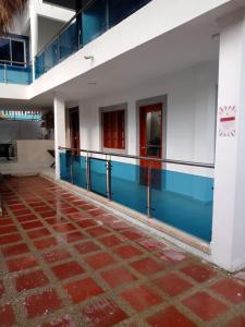 an empty swimming pool in a building at HABITACIONES EN casa de playa in Coveñas