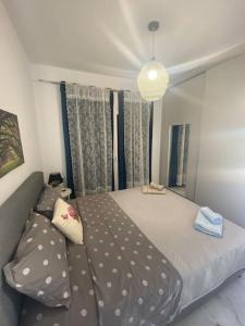 ein Schlafzimmer mit einem großen Bett mit Tupfen in der Unterkunft Christie's Panorama in Póndi