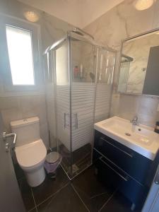 ein Badezimmer mit Toilette, Dusche und Waschbecken in der Unterkunft Christie's Panorama in Póndi