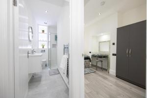 Et badeværelse på WestPoint Luxury Apartment