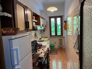 cocina con fregadero y encimera en Montefortino Sibillini House, en Montefortino