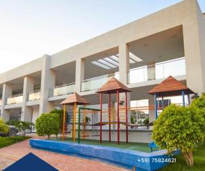 un edificio con un parque infantil delante de él en Departamento Express CL, en Vila El Carmen