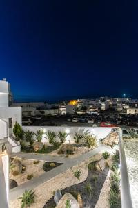 een uitzicht op de stad 's nachts vanuit een gebouw bij AnnaMaria Pansion in Naxos Chora