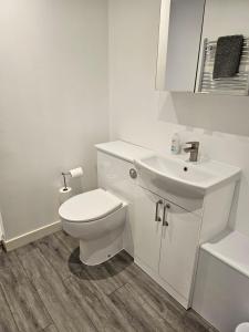 un bagno bianco con un water e un lavandino di 5 Fulmar Road**Next to West Beach and Golf Course a Lossiemouth Altre 28 foto