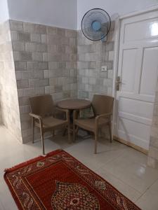 Habitación con mesa, sillas y puerta en NUBIAN MONALIZA guest house, en Asuán