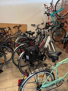 un grupo de bicicletas estacionadas junto a una pared en Appartement Residentie Astrid met private parking, en Bredene