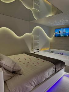 En eller flere senge i et værelse på SPA PRIVATIF - LOVE ROOM LUXE - PROCHE DISNEY