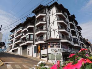 un grand bâtiment blanc avec balcon dans l'établissement Cantinho Aconchegante Morada do Sol, à Piratuba