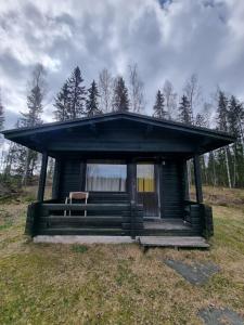 a small cabin in the middle of a field at Kirjurin Leirintä in Pori