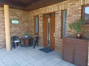 a patio with a table and chairs next to a brick wall at Dom Turysty Na Skarpie in Malbork